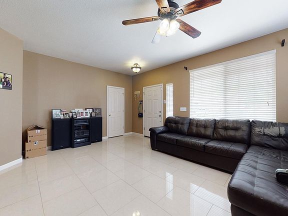 2nd image of 2547 Emerald Dr