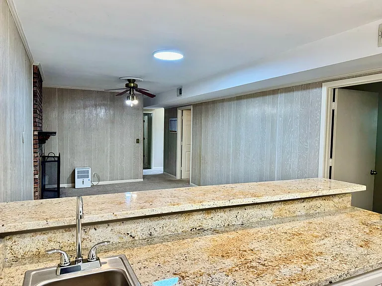 214 London Ln — Photo 27