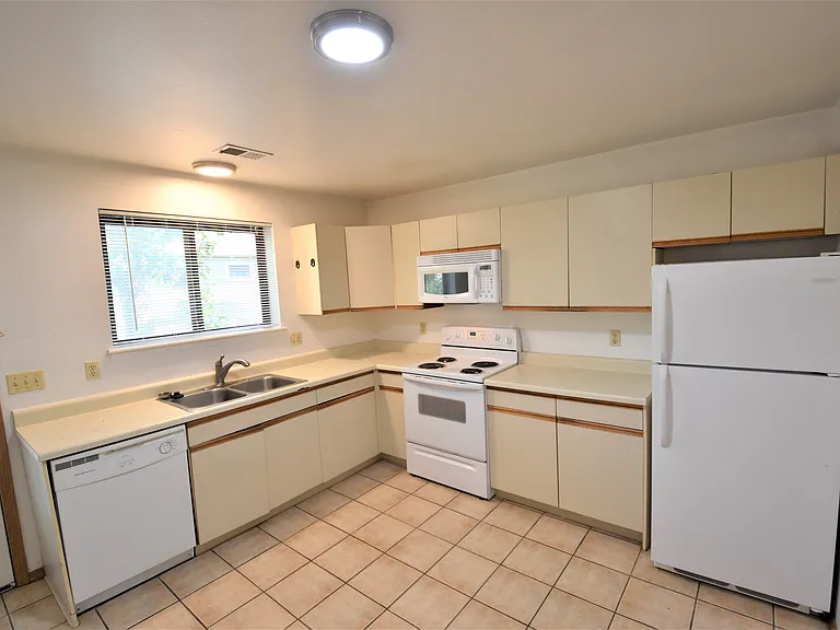 2927 Broadway St #4 — Photo 5