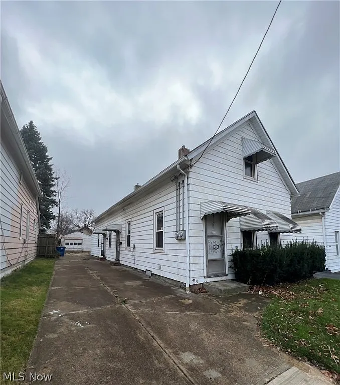 6906 Krakow Ave photo 1