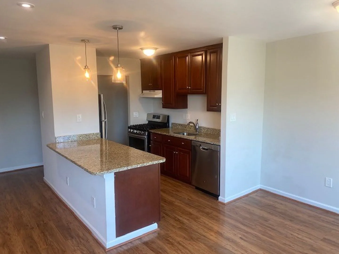 1 bed, 1.0 bath, 785 sqft, $2,100 — Photo 2