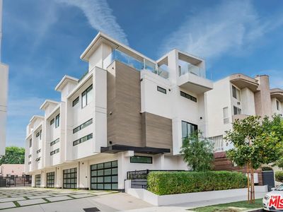 4522 N Via Nova Dr, Sherman Oaks, CA, 91403
