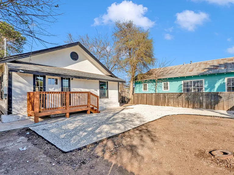 439 W Lubbock St — Photo 2