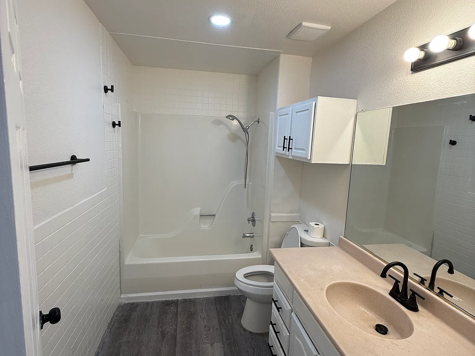3 bed, 1000 sqft, $2,100 — Photo 4
