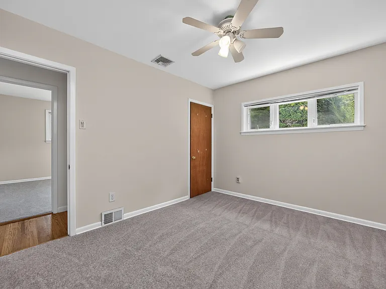 527 Oriole Dr — Photo 9