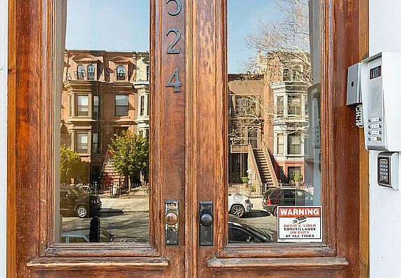3rd image of 524 Putnam Ave
