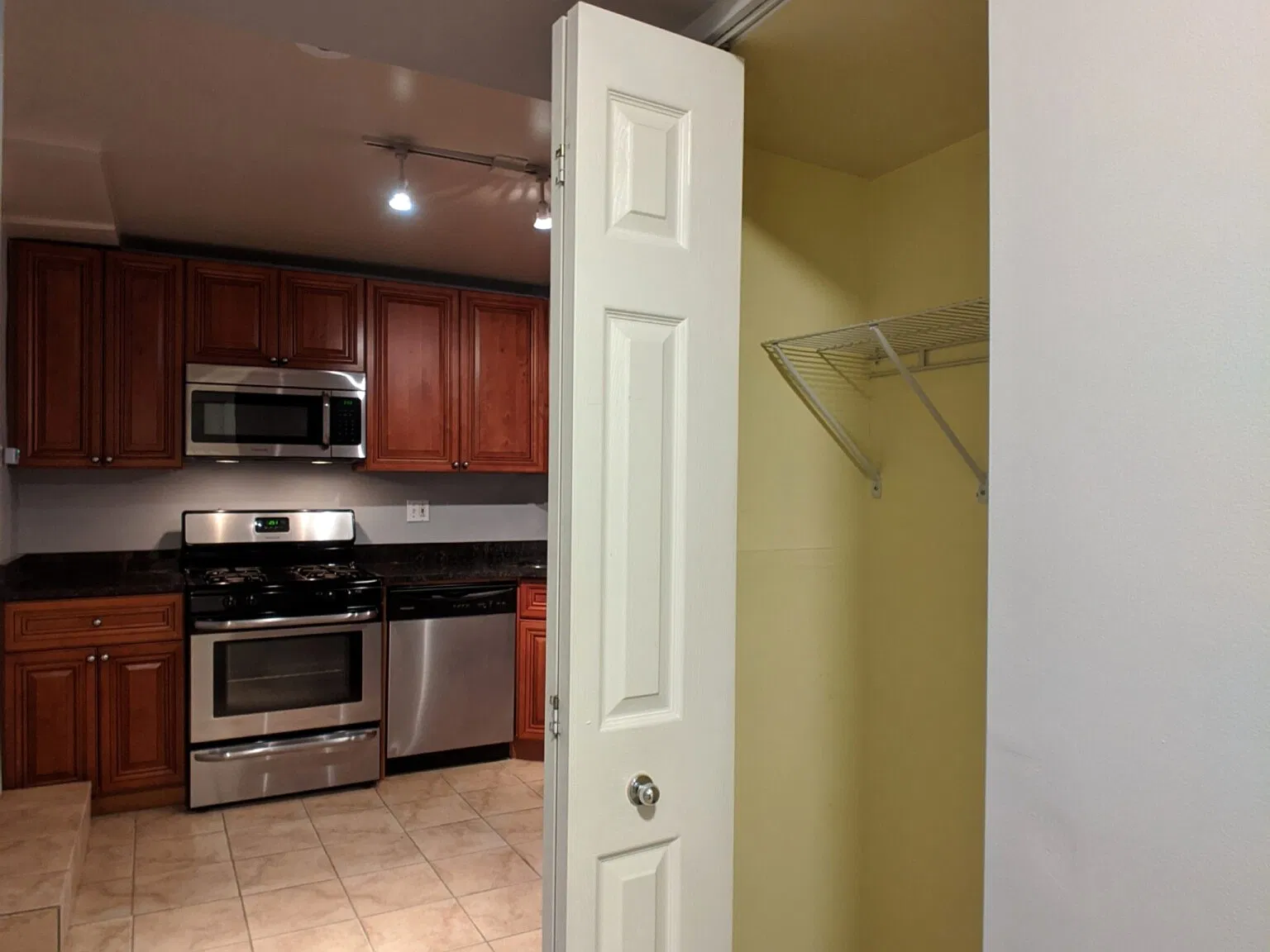 5029 N Harding Ave — Photo 3