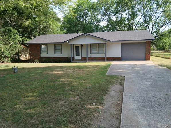 1004 NE 9th St, Wagoner, OK 74467