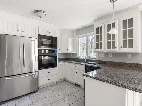 61 Hillview Ln #61, Northbridge, MA 01534
