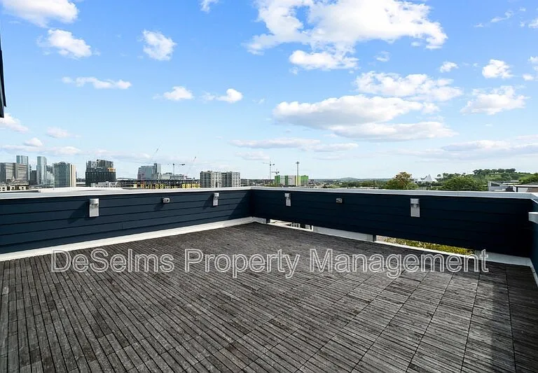 1000 Southside Ave — Photo 4