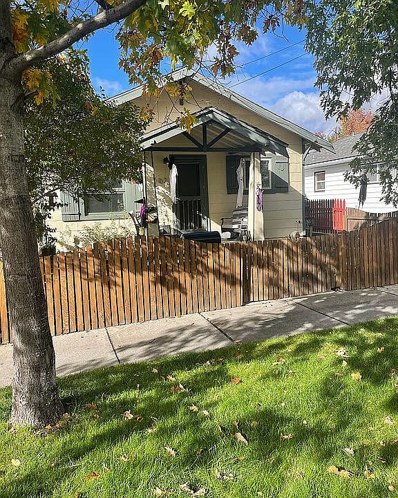 Cozy front coved porch area