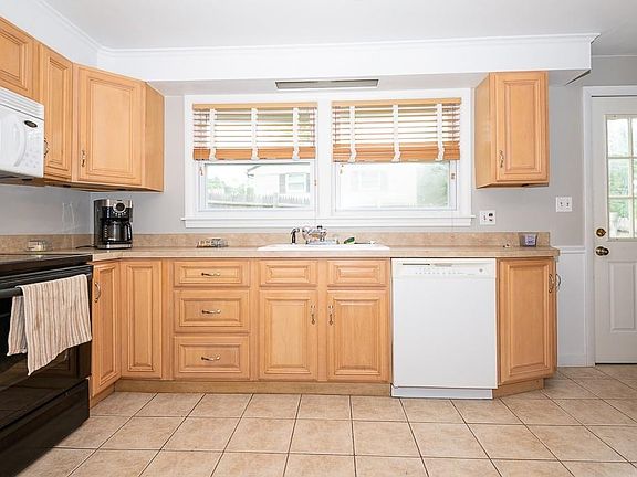 4th image of 109 Woodland St