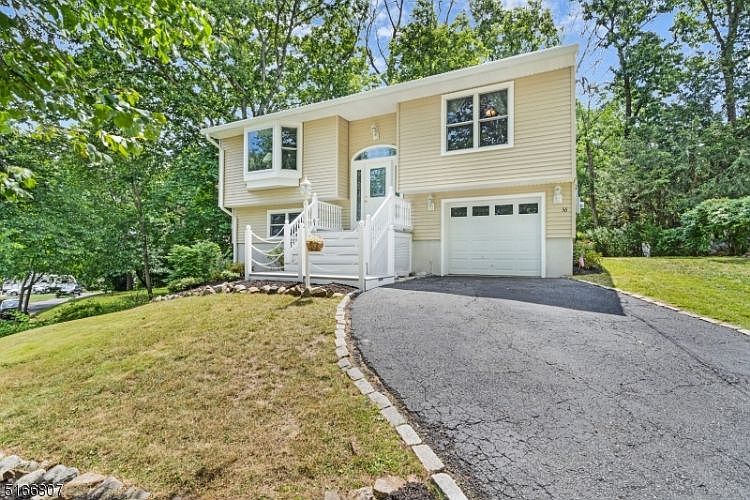 1st image of 56 Woodlawn Ter