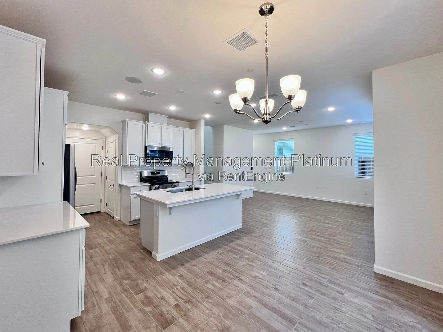 3 bed, 2.5 bath, 1412 sqft, $2,500 — Photo 3