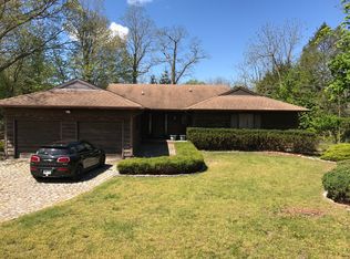 2 Locust Cir, Shoreham, NY 11786