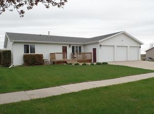 1104 27th St NW, Mandan, ND 58554