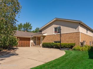 702 E Hackberry Dr, Arlington Heights, IL 60004
