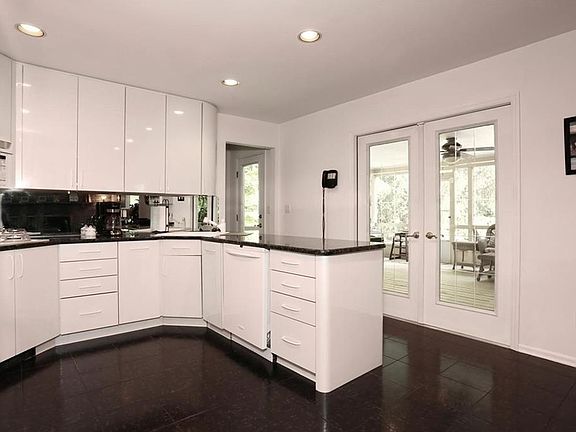 3rd image of 12 Babbling Brook Ln