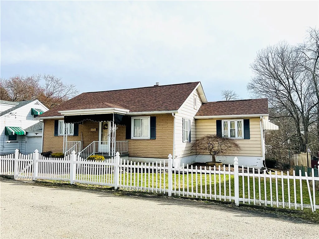 604 Bluff St photo 1
