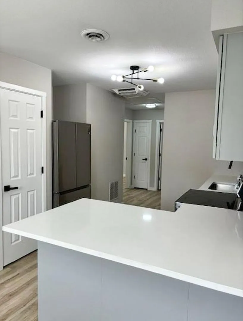 Frederick 2 bedroom one bathroom available for immediate move in — Photo 2
