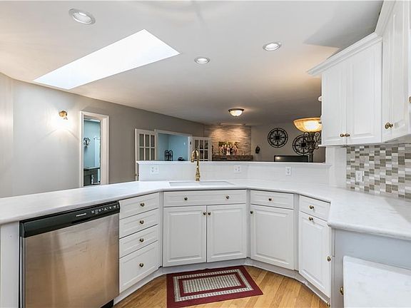 5th image of 834 Oakwood St