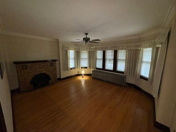 5th image of 2842 Wisconsin Ave