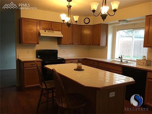 COMPLETELY FURNISHED KITCHEN NEXT TO DINING ROOM