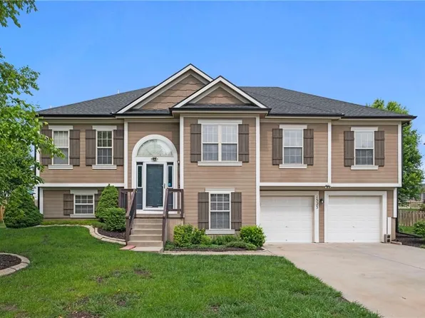1523 Honeysuckle Dr, Liberty, MO 64068