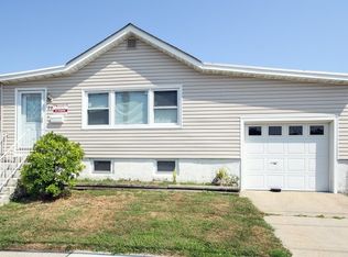 28 Warwick Rd, Island Park, NY 11558