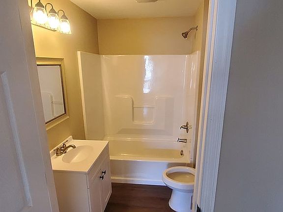 5th image of 204 Bettie St