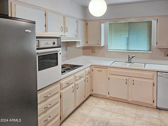 4th image of 10214 W CINNEBAR Avenue