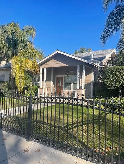 804 N Van Ness Ave — Photo 1