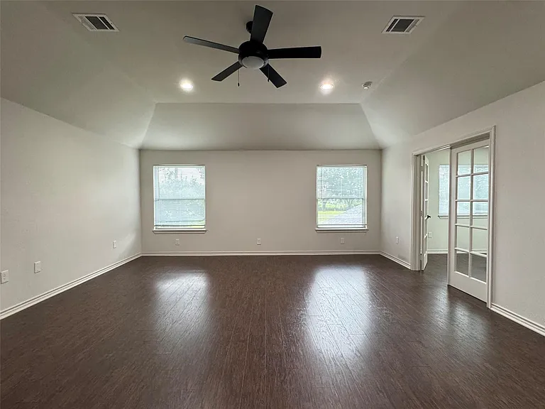3811 Stockbridge Dr — Photo 11