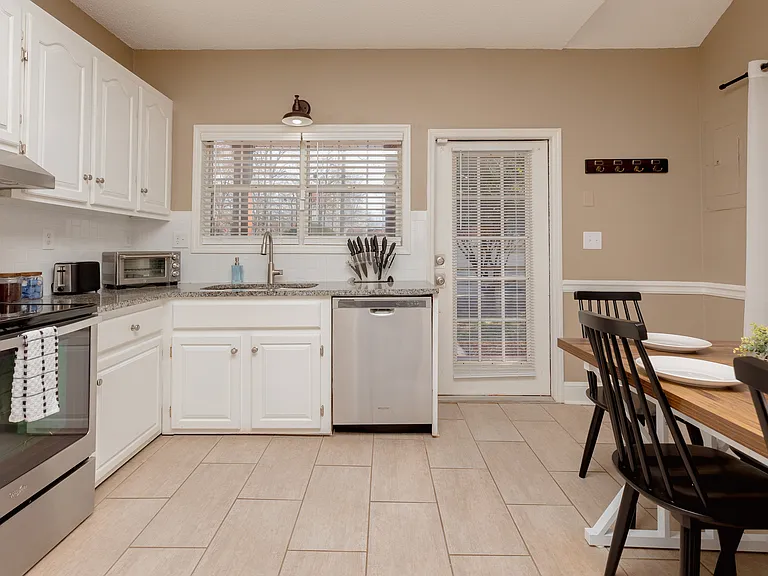 332 Hunt Rd — Photo 42