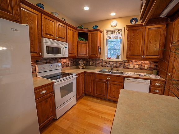 5th image of 753 Holton Ave