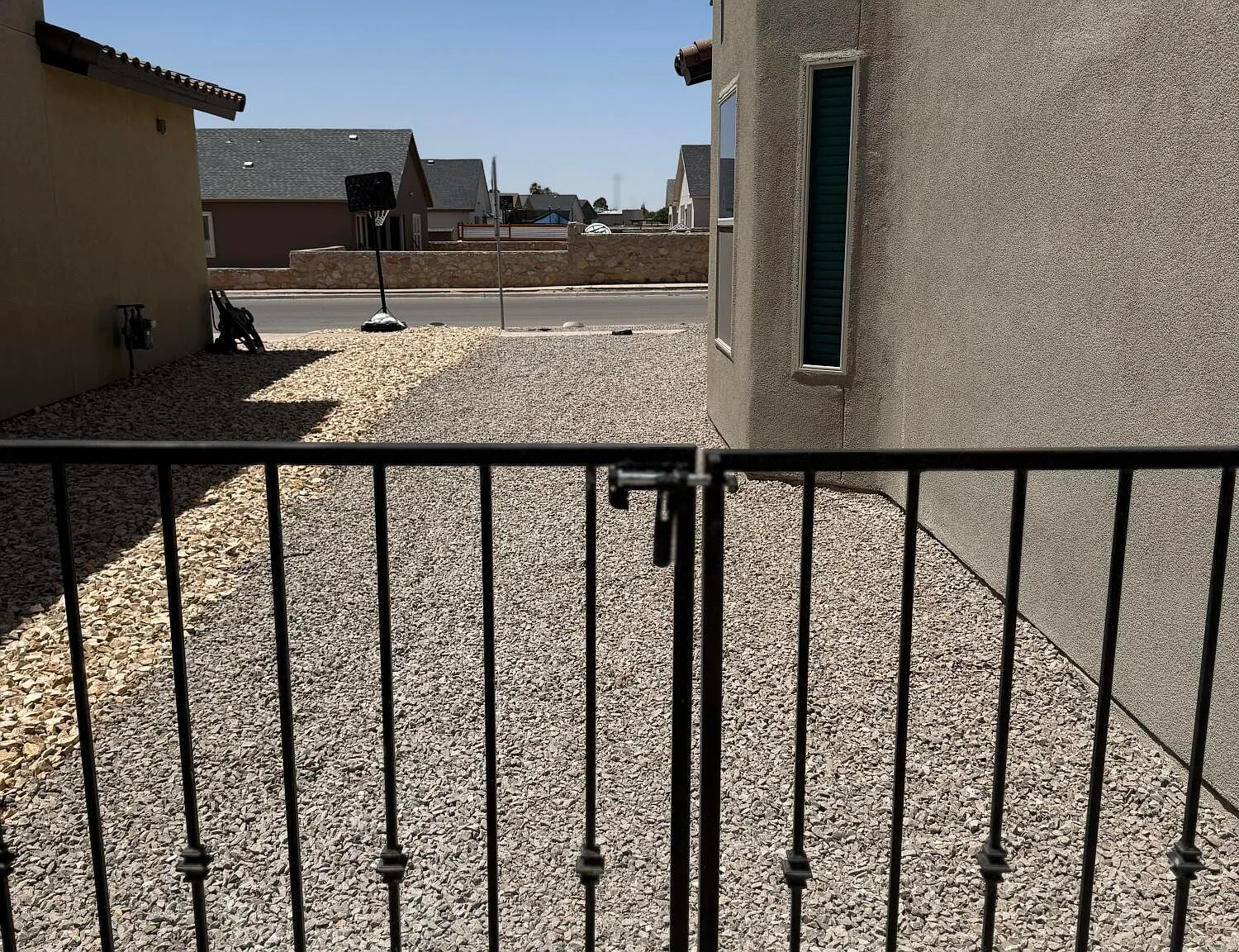 4 bed, 2.0 bath, 1640 sqft, $1,900 — Photo 3