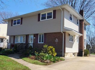 10 Fox Pl, Hicksville, NY 11801