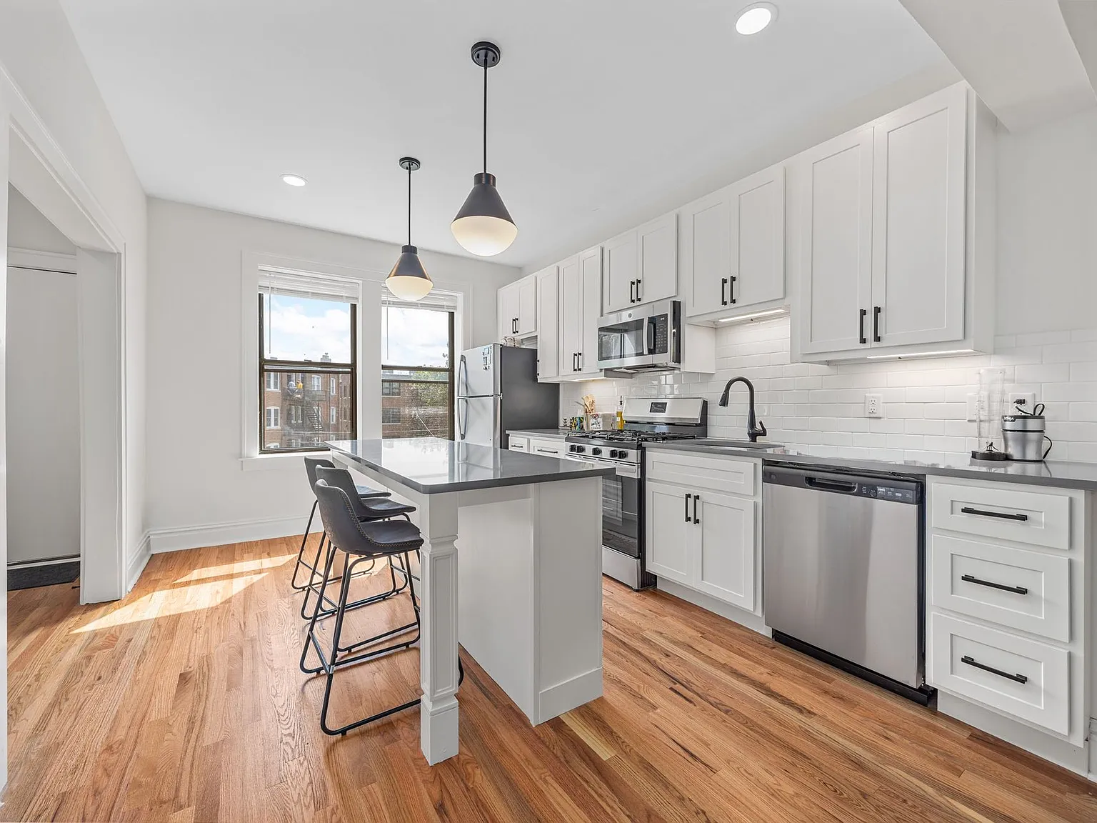 718 Limit Ave- MOSAIC — Photo 1