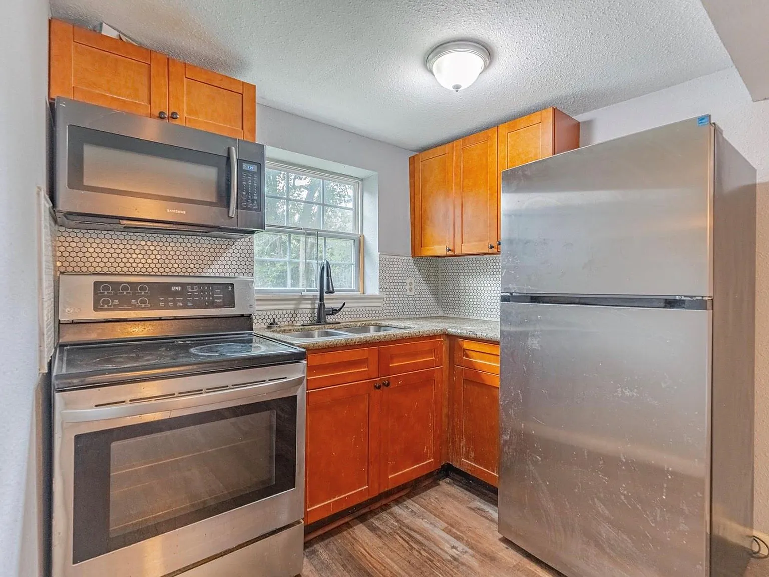 2 bed, 1.0 bath, 608 sqft, $950 — Photo 2