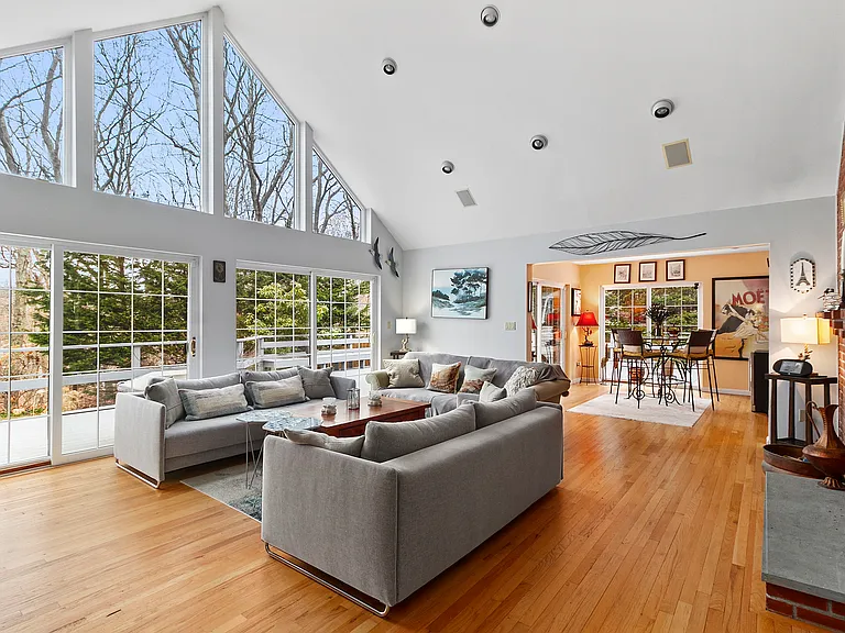 Laurel Ln — Photo 3