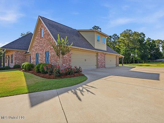 2nd image of 318 Longwood Ct