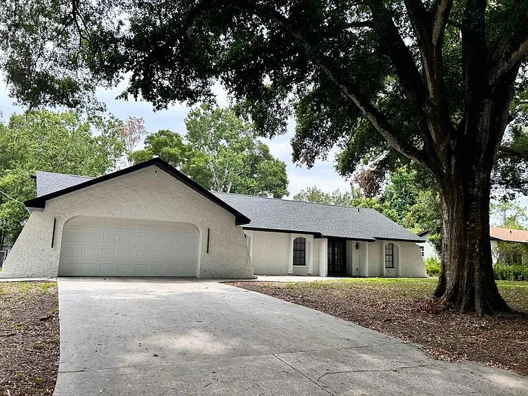 104 Phillips Dr — Photo 1