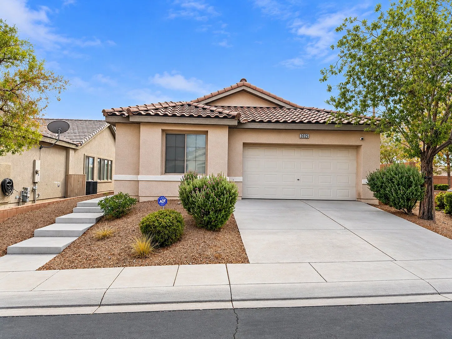 3 bed, 1371 sqft, $1,895 — Photo 1