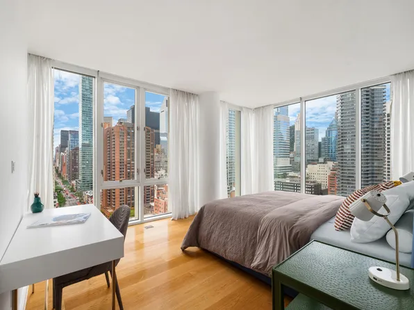 301 East 61st Street image 5 of 15