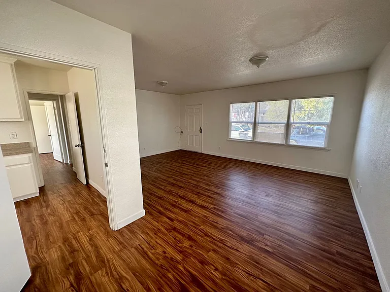 620 W Park Ave — Photo 7