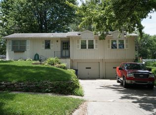 1116 Surrey Rd, Papillion, NE 68046