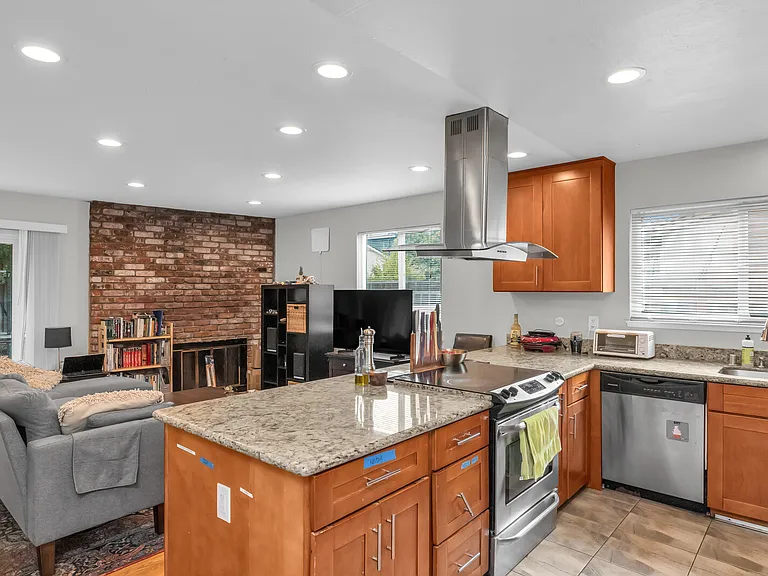 771 Ormonde Dr — Photo 11