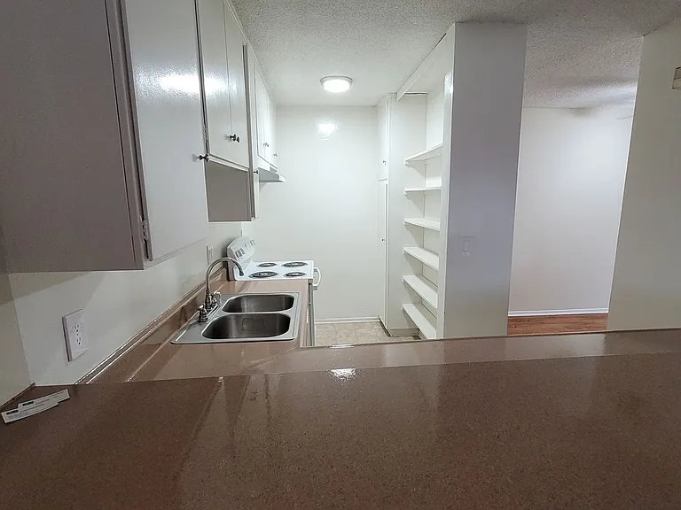 Lido Isle Apartments — Photo 25
