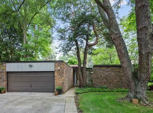 915 Harms Rd, Glenview, IL 60025