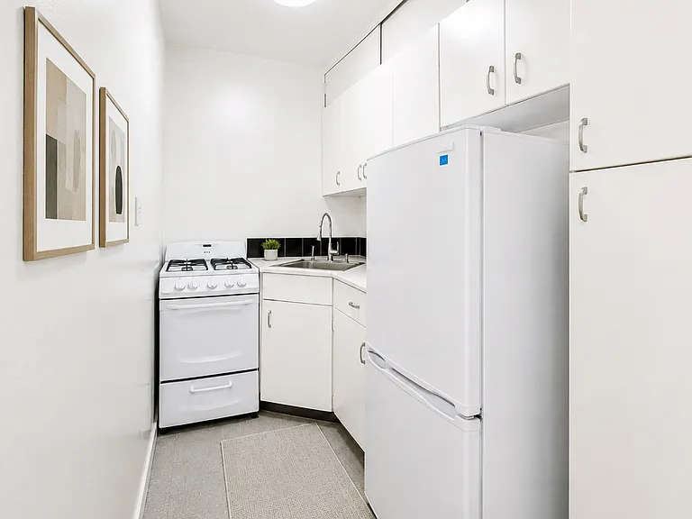 240 E 35th St #7B — Photo 4
